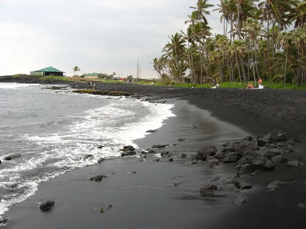 punaluʻu beach, one of the black sand beaches in Hawaii
